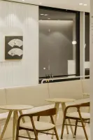 아이보리톤 플루티드 패널이 돋보이는 포스코갤러리